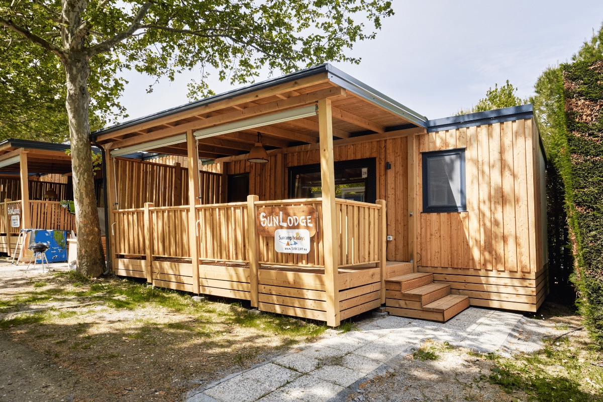 Moderne mobilhome SunLodge på en af Sunnycamp.dk's campingpladser.